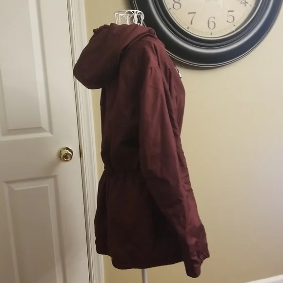 Burgundy jacket. Fits size medium - Picture 4 of 7